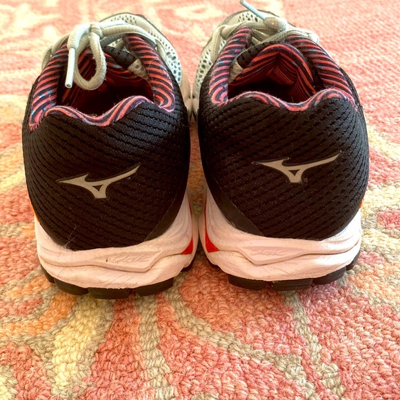 Women’s Mizuno Wave Inspire 15 Series. - Picture 3 of 5